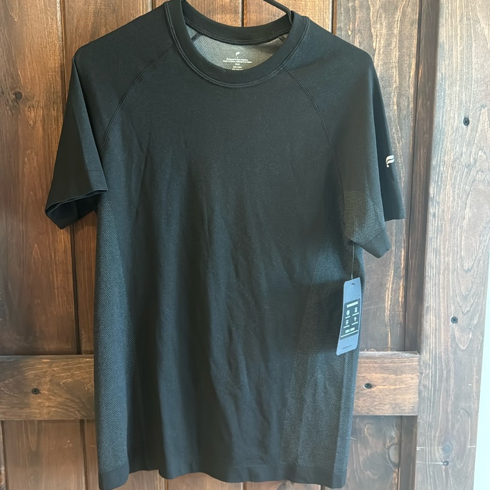 Men’s Fabletics training day tee size small